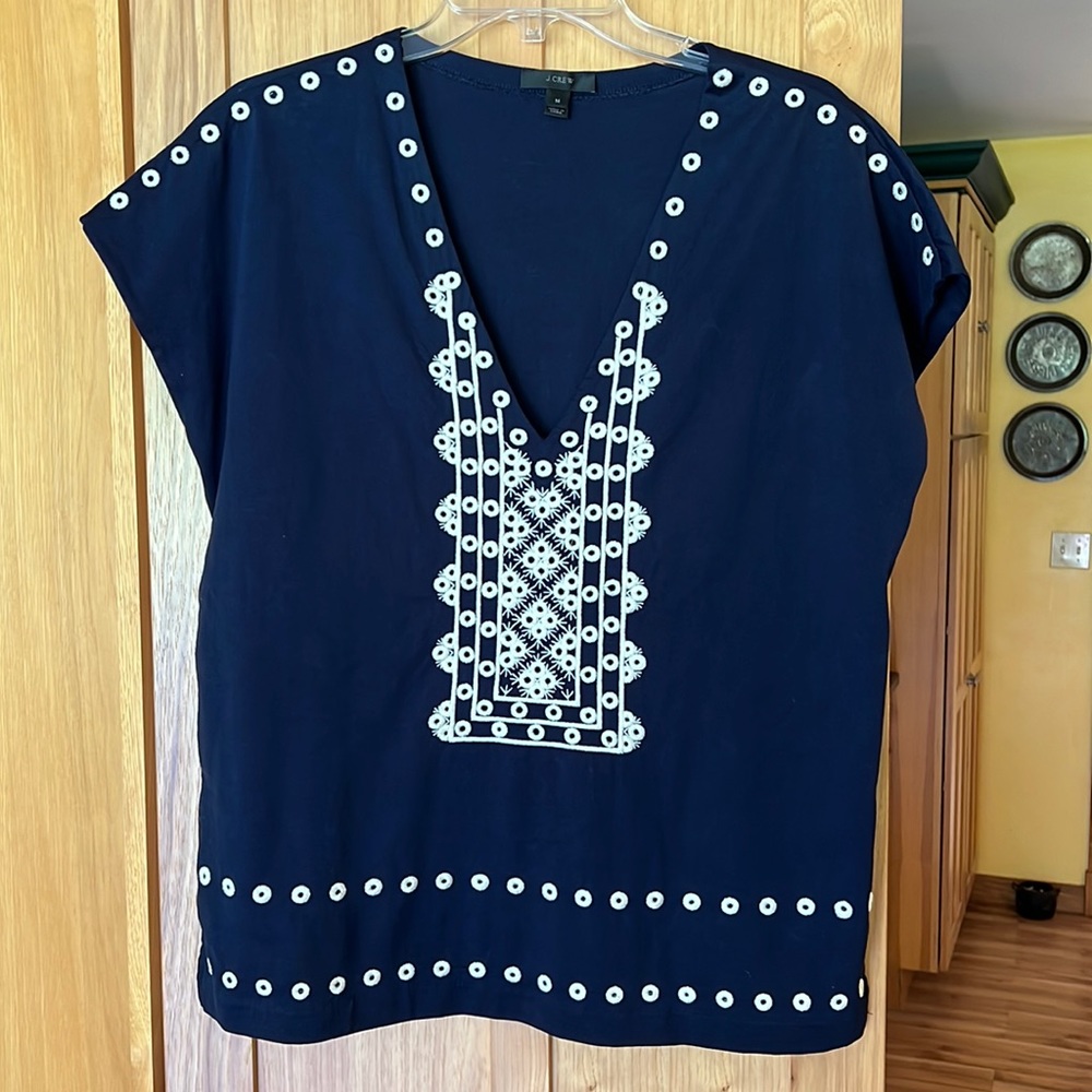 J. CREW LADIES V-NECK NAVY TOP EMBROIDERED SHORT SL. SIZE XL but marked M EUC